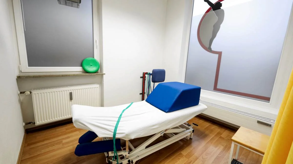 Behandlungskabine mit Therapieliege am Fenster